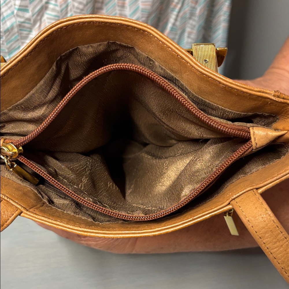 Nino BOSSI Brown Leather Shoulder Bag with Gold Hardware - Picture 9 of 15